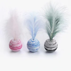 שני כדורי ספוג ונוצה לחתול